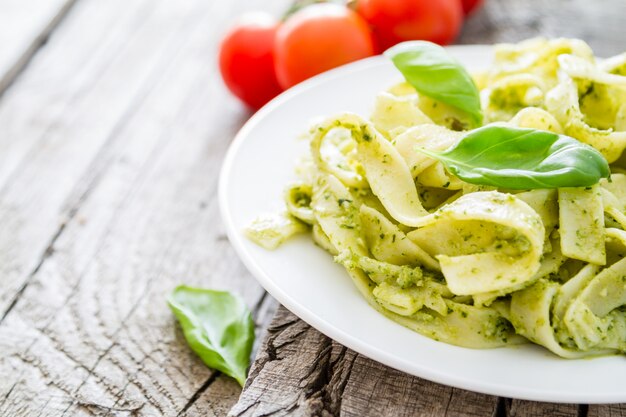 Pasta al pesto en plato blanco