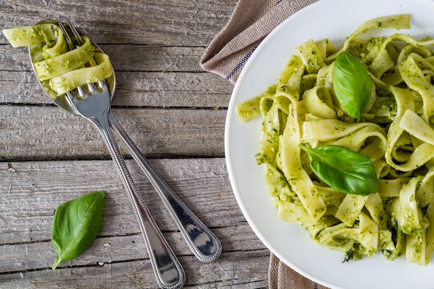 Pasta al pesto en plato blanco