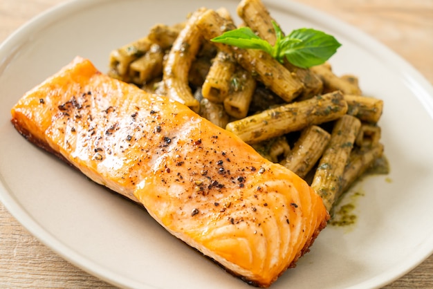 pasta al pesto quadrotto penne con filete de salmón a la parrilla