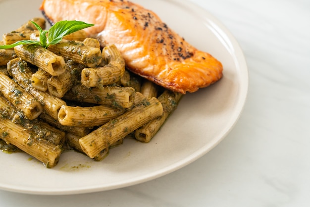 pasta al pesto quadrotto penne con filete de salmón a la parrilla