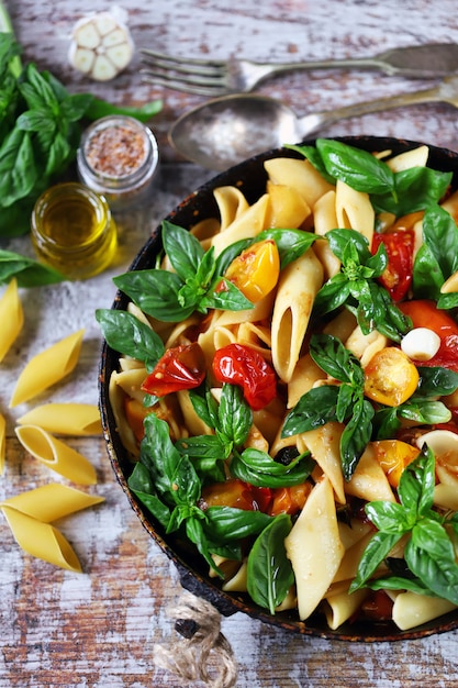 Pasta con albahaca y verduras