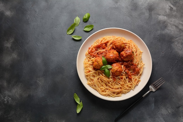 Pasta con albóndigas y salsa de tomate