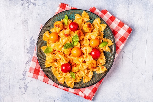 Pasta con albóndigas y salsa de tomate