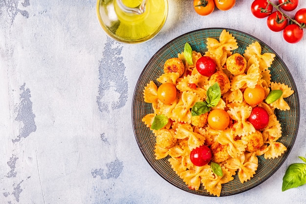 Pasta con albóndigas y salsa de tomate