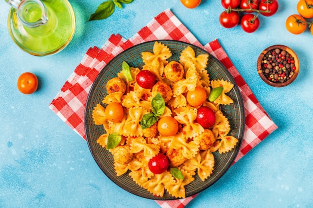 Pasta con albóndigas y salsa de tomate