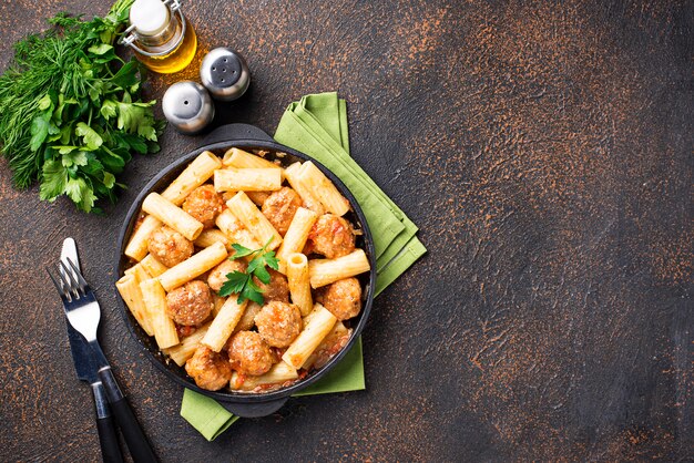 Pasta con albóndigas en salsa de tomate.