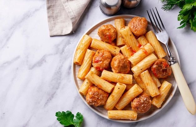 Pasta con albóndigas en salsa de tomate.