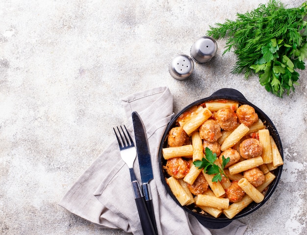 Pasta con albóndigas en salsa de tomate.