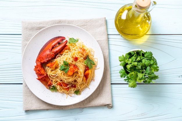 Foto pasta all'astice o langosta spaghetti