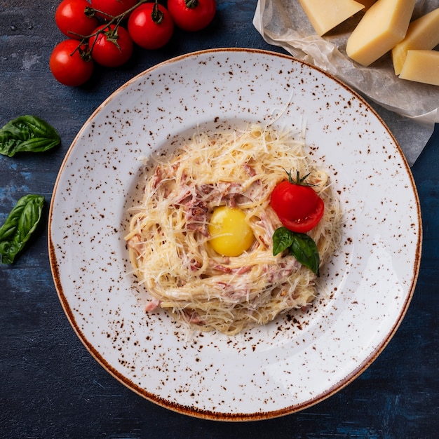 Pasta alla carbonara. cozinha italiana tradicional. vista do topo