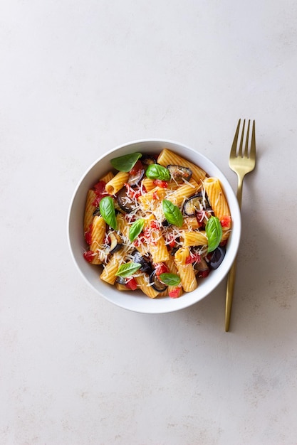 Pasta alla Norma con berenjena tomate queso y albahaca comida italiana comida vegetariana