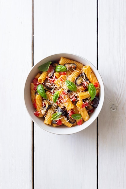 Pasta alla Norma con berenjena tomate queso y albahaca comida italiana comida vegetariana