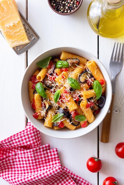 Pasta alla Norma con berenjena tomate queso y albahaca comida italiana comida vegetariana