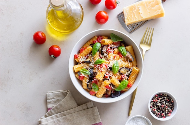 Pasta alla Norma com berinjela tomate queijo e manjericão Comida italiana Comida vegetariana