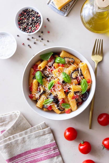 Pasta alla Norma com berinjela tomate queijo e manjericão Comida italiana Comida vegetariana