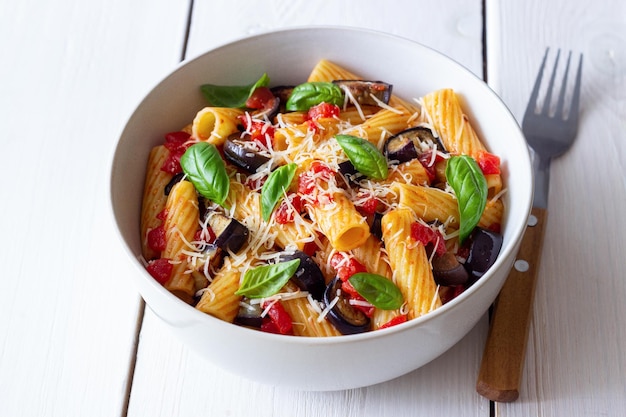 Pasta alla Norma com berinjela tomate queijo e manjericão Comida italiana Comida vegetariana