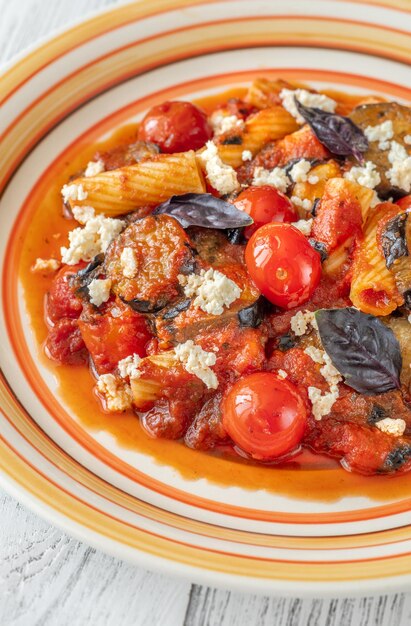 Pasta Alla Norma com berinjelas, molho de tomate e ricotta