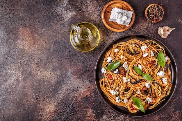 Pasta alla Norma - comida tradicional italiana com queijo, tomate, berinjela e manjericão