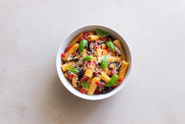 Pasta alla Norma mit Auberginen-Tomaten-Käse und Basilikum Italienisches Essen Vegetarisches Essen