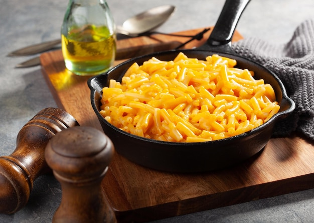 Pasta americana de macarrones con crema y queso