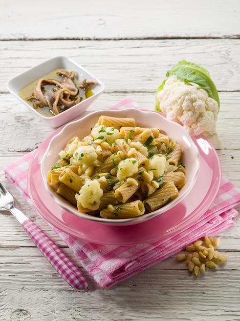 Pasta con anchoa de coliflor y piñones