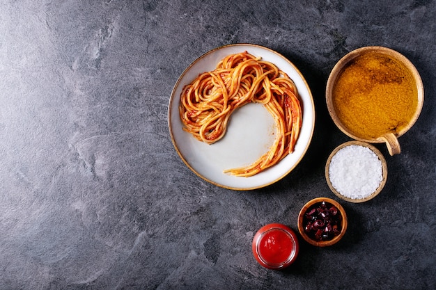 Pasta de anchoas espaguetis italiana clásica