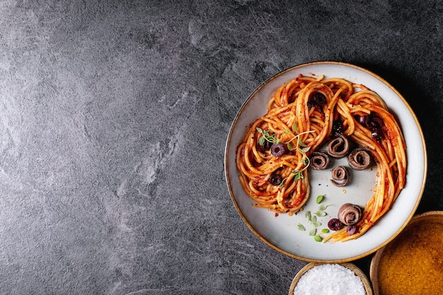 Pasta de anchoas espaguetis italiana clásica