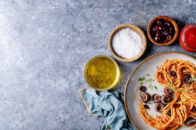 Pasta de anchoas espaguetis italiana clásica