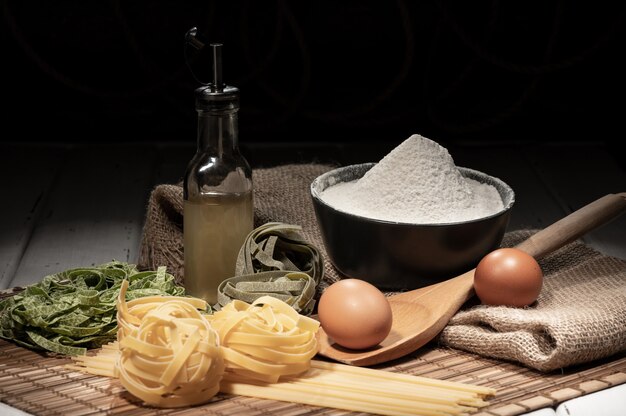 Pasta artesanal en la encimera de la cocina