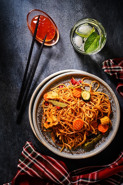 Pasta asiática con pollo y verduras.