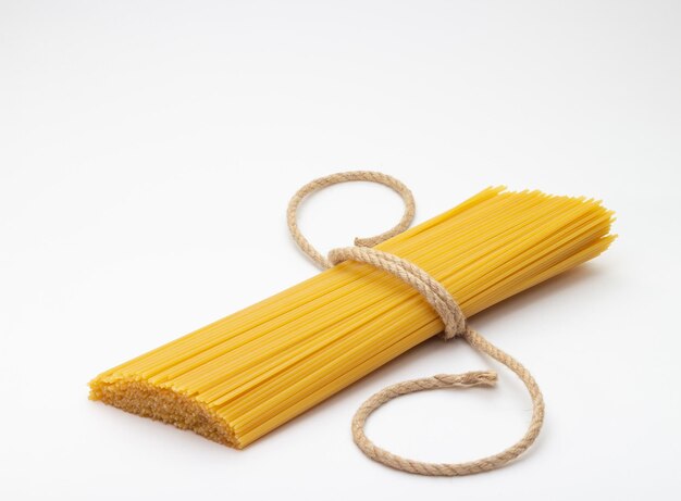 pasta atada con cuerda natural