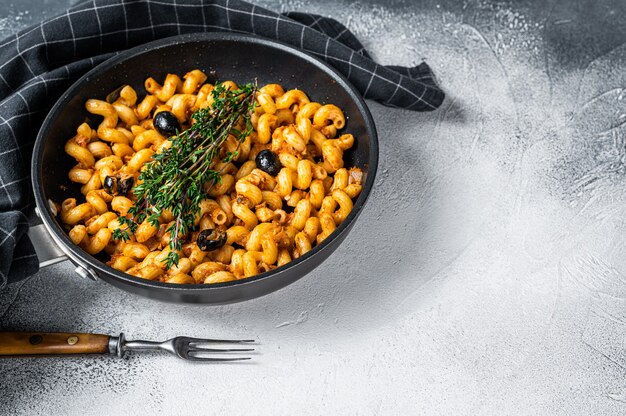 Pasta de atún Cellentani Puttanesca en una sartén