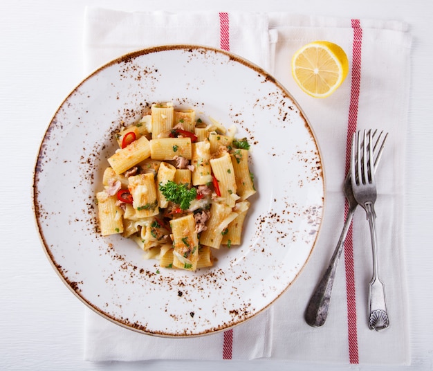 Pasta con atún, chile y perejil.