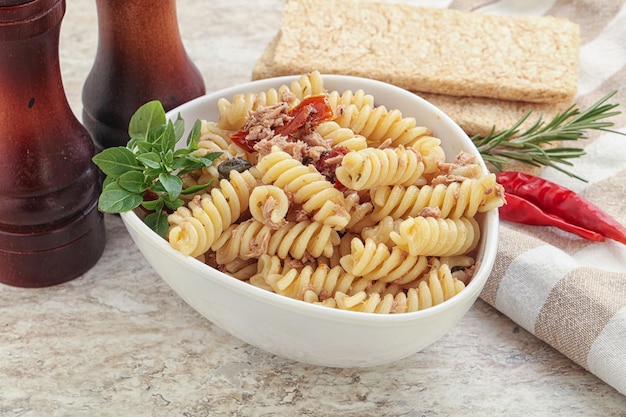 Pasta con atún y tomate