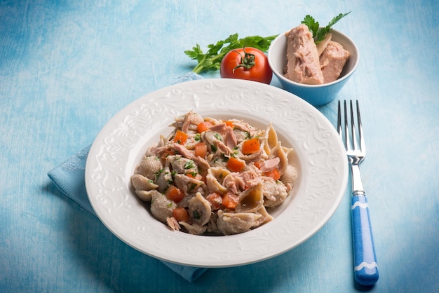 Pasta con atún y tomates frescos