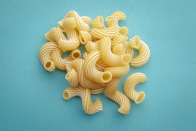 Foto pasta auf blauem tisch