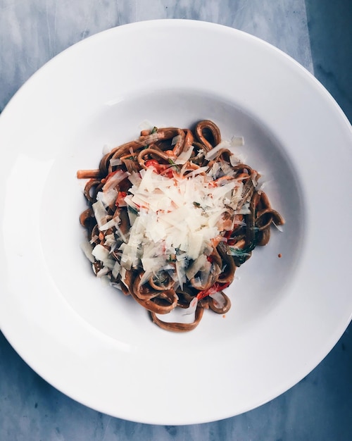 Pasta auf dem Teller auf dem Tisch