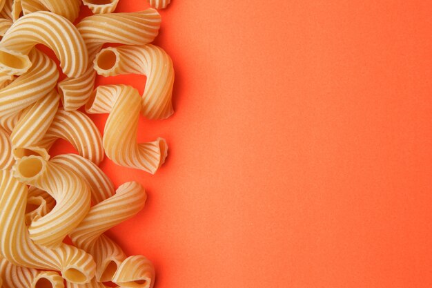 Pasta auf orange Tisch