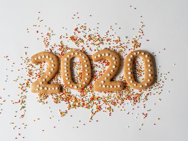 Pasta de azúcar multicolores y pan de jengibre en forma de números 2020