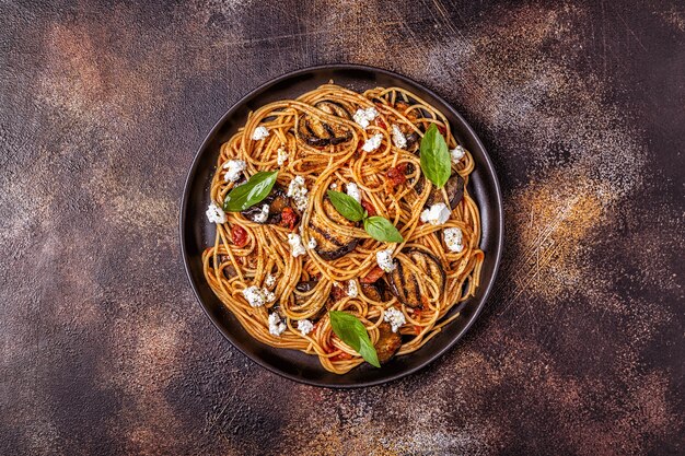 Pasta con berenjena, tomate, queso y albahaca