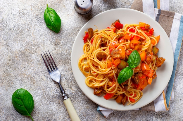 Pasta con berenjenas, pimientos y tomates