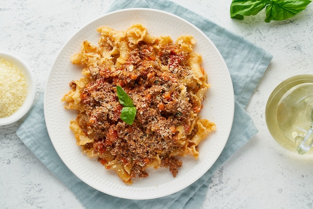 Pasta Bolognese Campanelle mit Hackfleisch und Tomatensauce