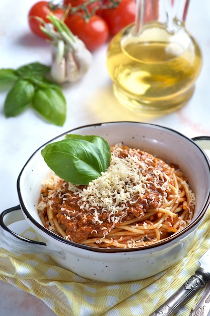 Pasta boloñesa con albahaca