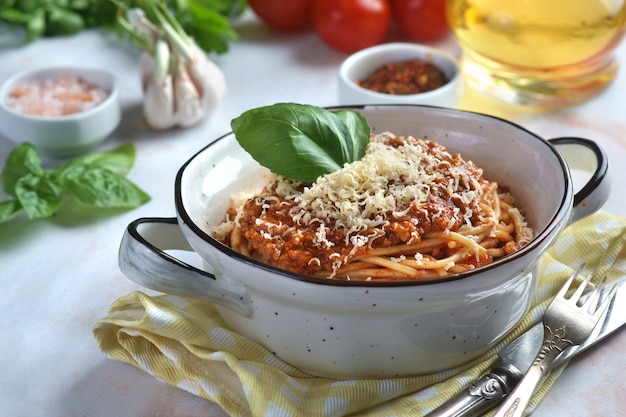 Pasta boloñesa con albahaca