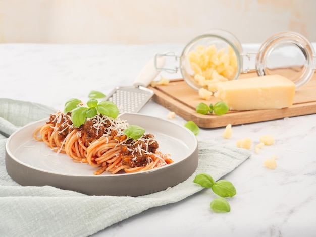 Pasta boloñesa sobre un fondo claro