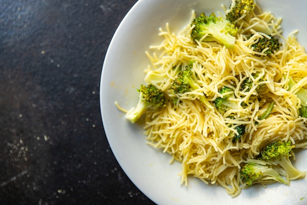 Pasta de brócoli fideos finos segundo plato sin comida de carne bocadillo en la mesa espacio de copia de alimentos