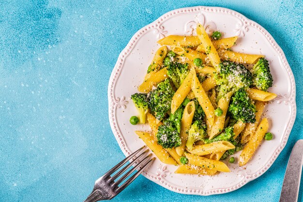 Pasta con brócoli, guisantes, ajo, queso