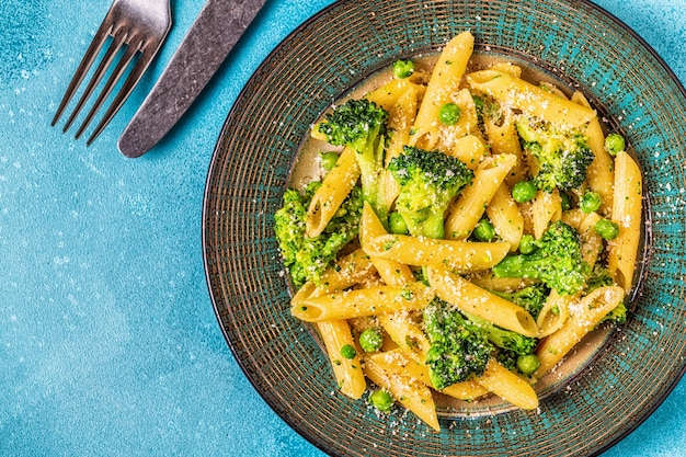 Pasta con brócoli, guisantes, ajo, queso