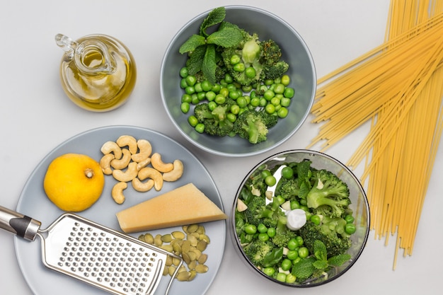 Pasta con brócoli Guisantes, menta y brócoli en la licuadora y en un tazón