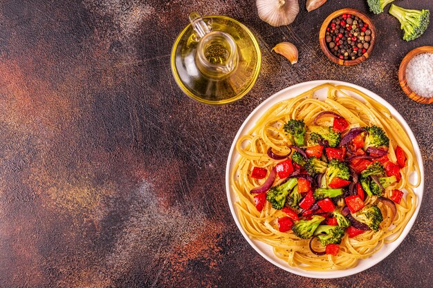 Pasta con brócoli y pimiento